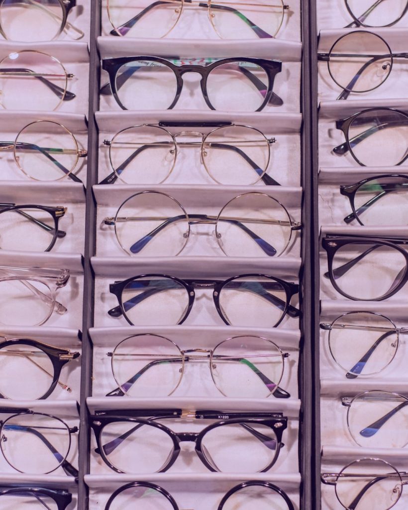 Vários Óculos com Lentes com Filtros de Luz Azul