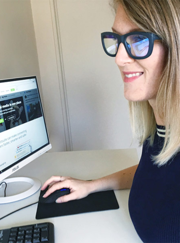 Mulher usando Lentes com Filtro de Luz Azul